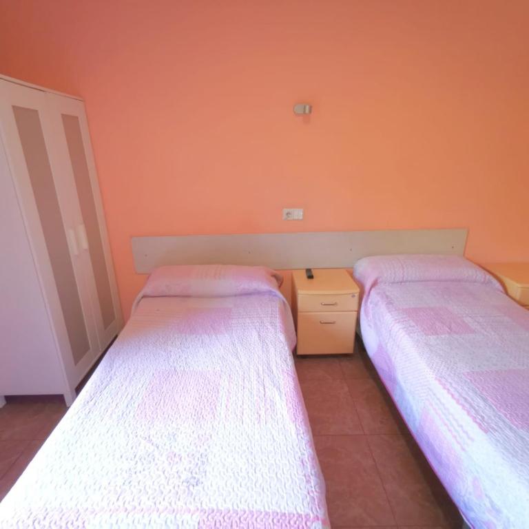 Casa de Huespedes La Asturiana - Habitación Doble con baño compartido - 1 o 2 camas - 1