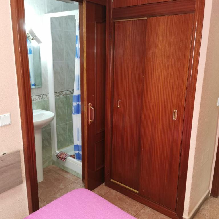 Casa de Huespedes La Asturiana - Habitación Doble con baño privado - 8