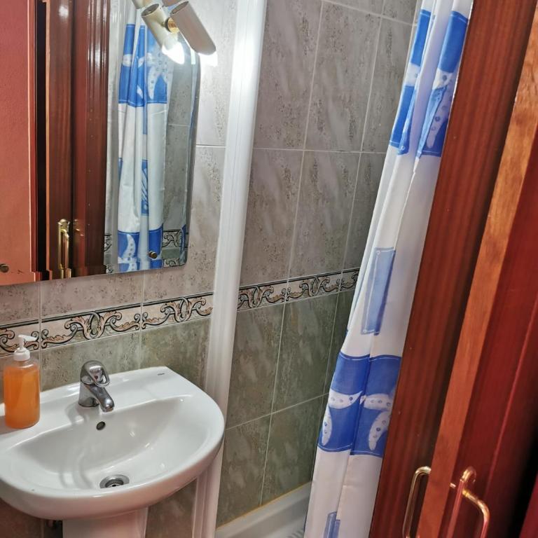 Casa de Huespedes La Asturiana - Habitación Doble con baño privado - 9