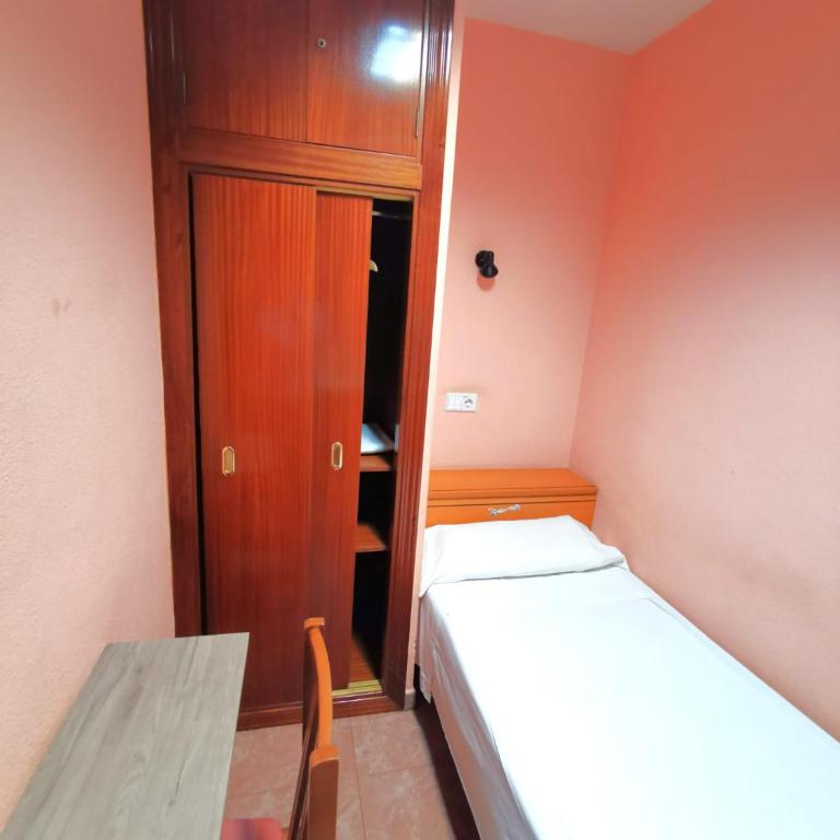 Casa de Huespedes La Asturiana - Habitación Individual con baño compartido - 4