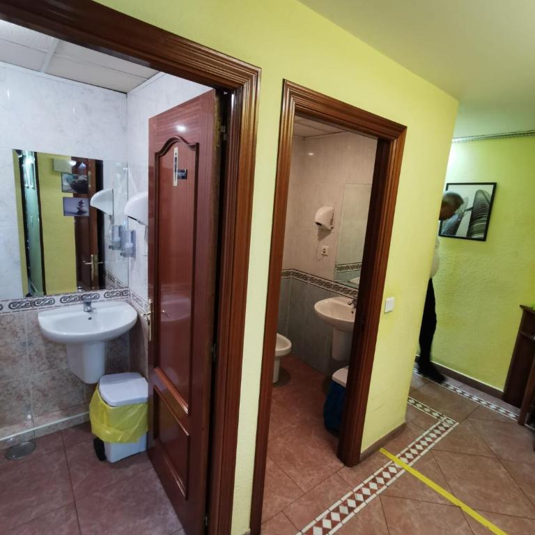 Casa de Huespedes La Asturiana - Habitación Individual con baño compartido - 7