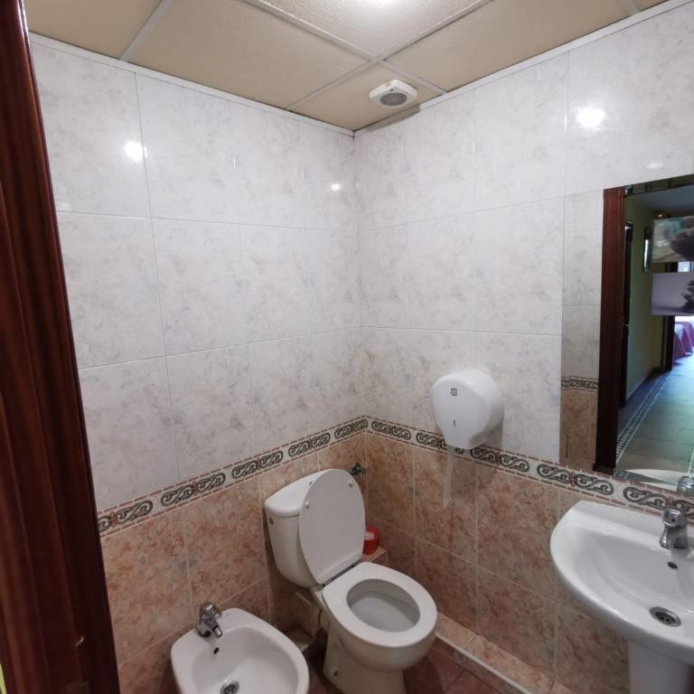 Casa de Huespedes La Asturiana - Habitación Individual con baño compartido - 9