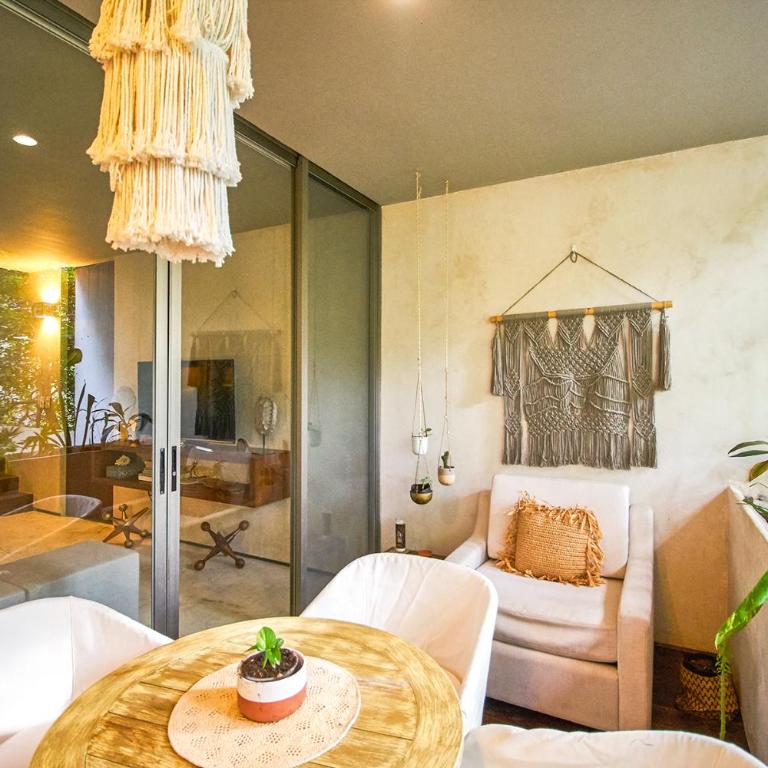 Eco-chic Design Condos Wrapped in Nature's Elements by Stella Rentals - Apartamento Ático - 12