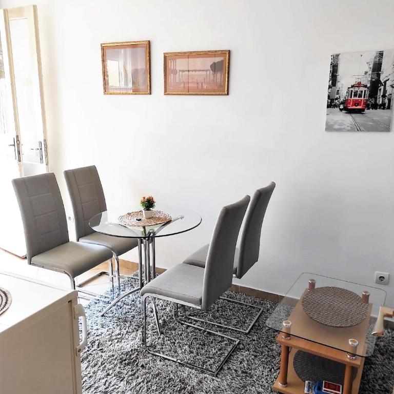 Stan u centru - Apartment with Balcony - 10