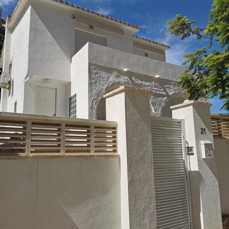 Casa MYA con terreno privado y parking compartido - a 800m de Playa Poniente - Casa con 1 dormitorio - 1