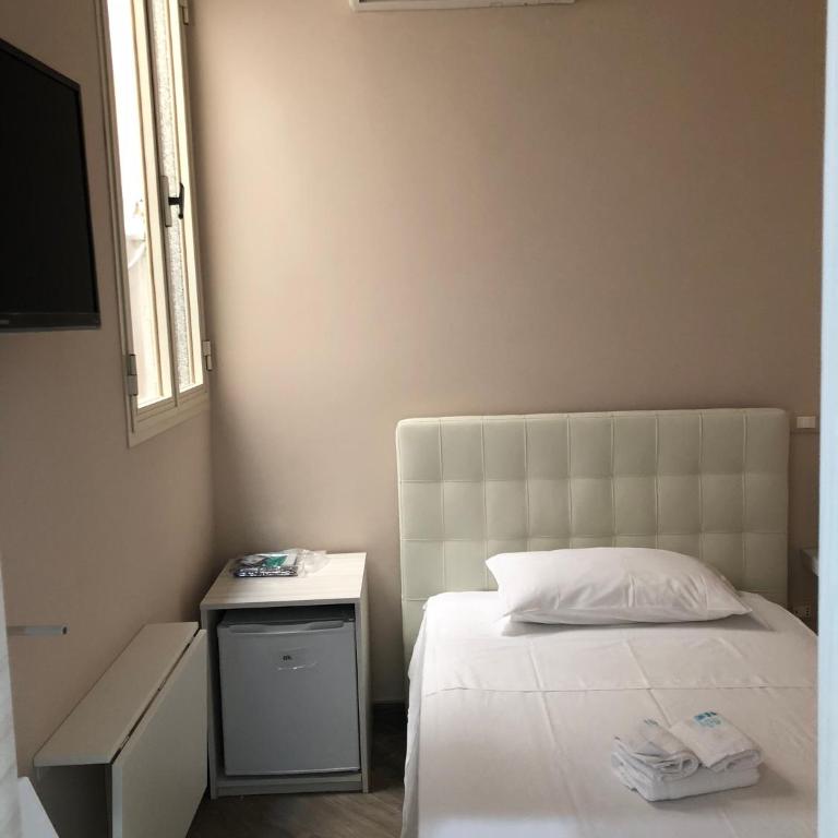 Elena Rooms - Single Room with Private Bathroom - 4