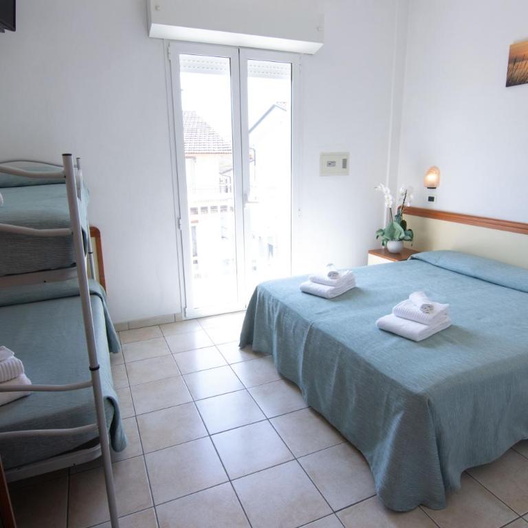HOTEL ADRIA BEACH - Camera Familiare con Balcone e Vista Mare - 1