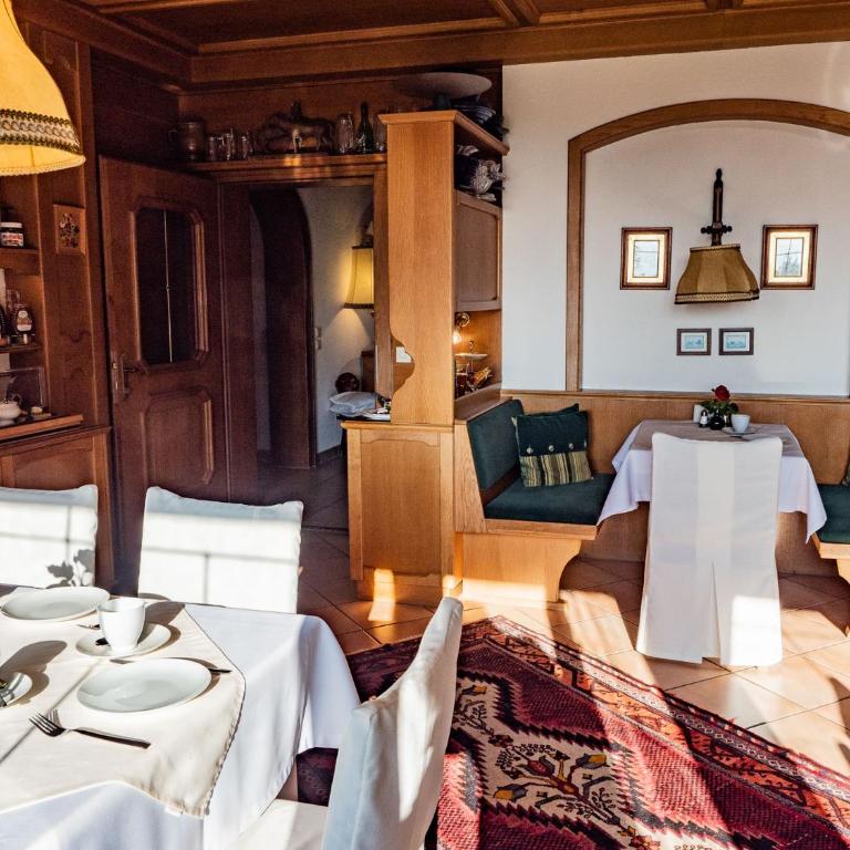 Bergschlößl - Zimmer mit Kingsize-Bett und Balkon - 7
