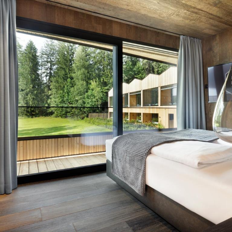 Alpenhotel Kitzbühel am Schwarzsee - 4 Sterne Superior - Deluxe Suite Steghaus - 1