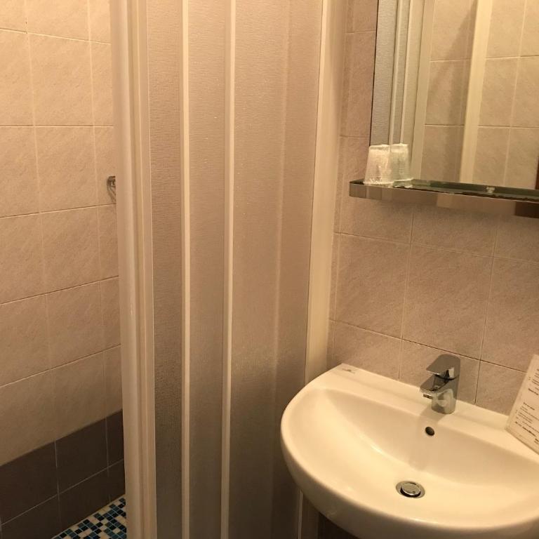 Hotel Amico Fritz - Camera Doppia con Letti Singoli con Bagno Privato - 4