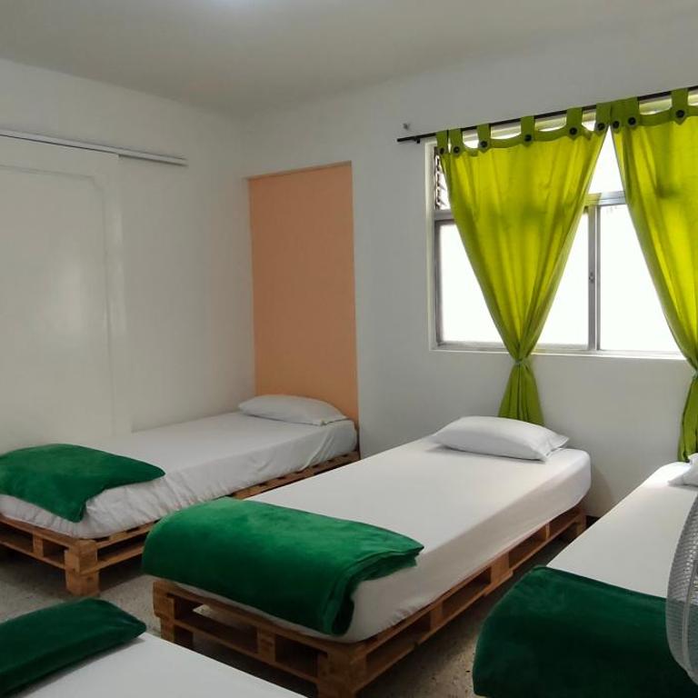 Hostal Paz y Vida - Habitación Cuádruple con baño privado - 7