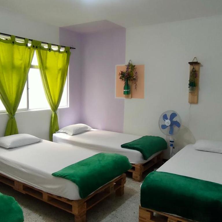 Hostal Paz y Vida - Habitación Cuádruple con baño privado - 5
