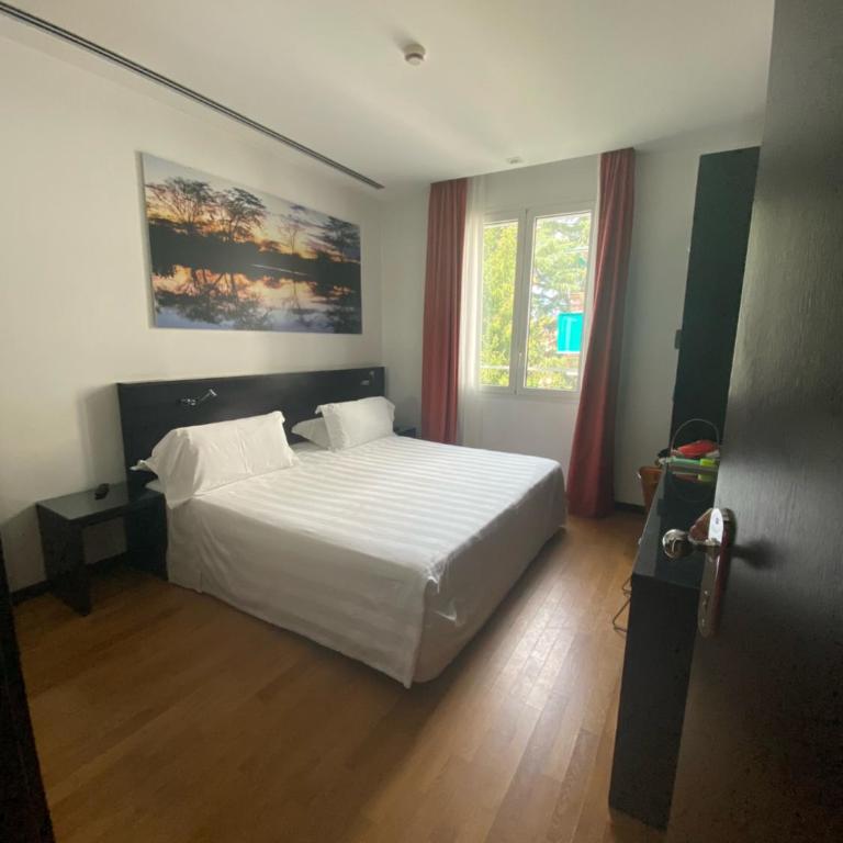 Card International Hotel - Camera Matrimoniale Superior con Letto Queen-Size - 1