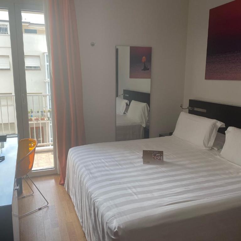 Card International Hotel - Camera Matrimoniale Standard con Balcone - 6