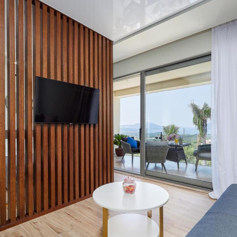 Przice Gardens Apartment with Pool - Deluxe King Studio - 2