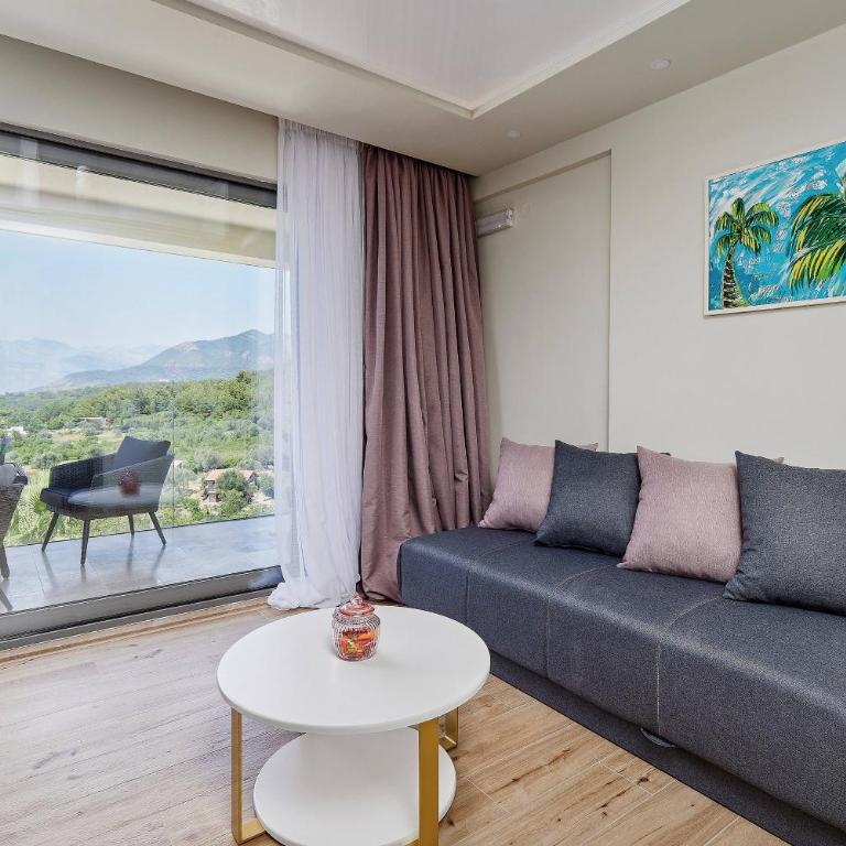 Przice Gardens Apartment with Pool - Deluxe King Studio - 7
