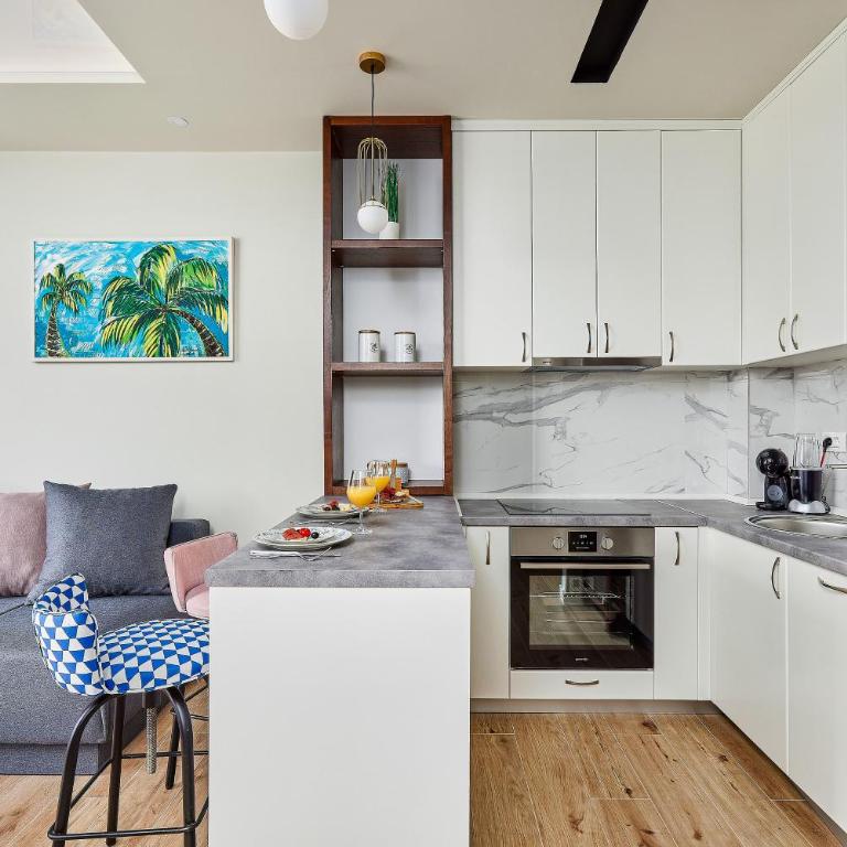 Przice Gardens Apartment with Pool - Deluxe King Studio - 6
