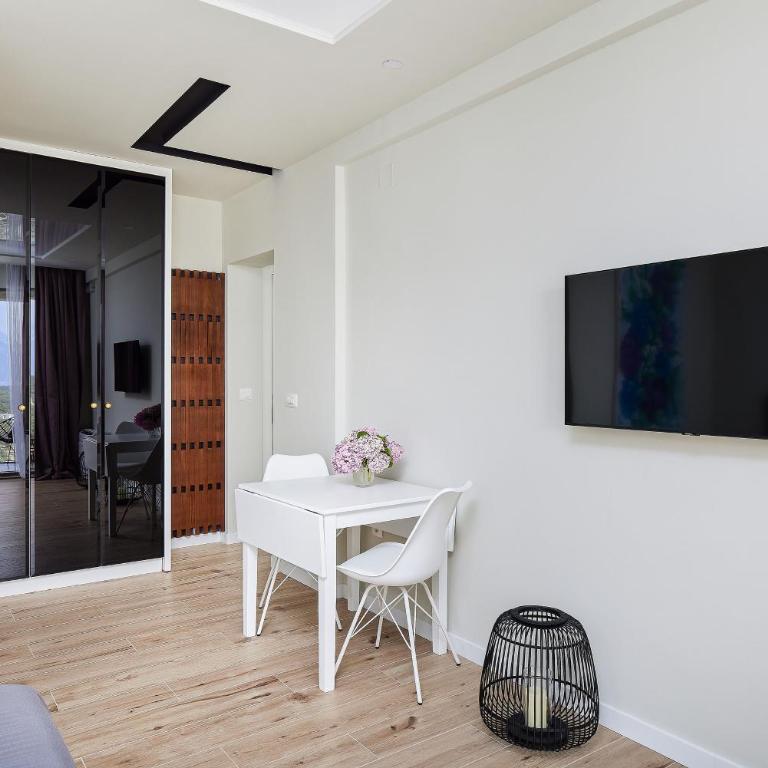 Przice Gardens Apartment with Pool - Studio with Balcony - 2
