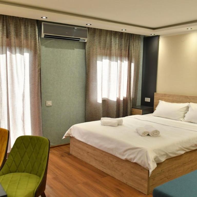 Apartmani Mali vikend - Dvokrevetna Soba sa Bračnim Krevetom i Balkonom - 1