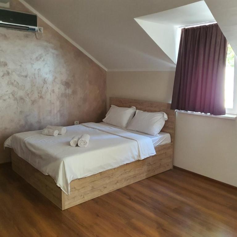 Apartmani Mali vikend - Dvokrevetna Soba sa Bračnim Krevetom i Balkonom - 2