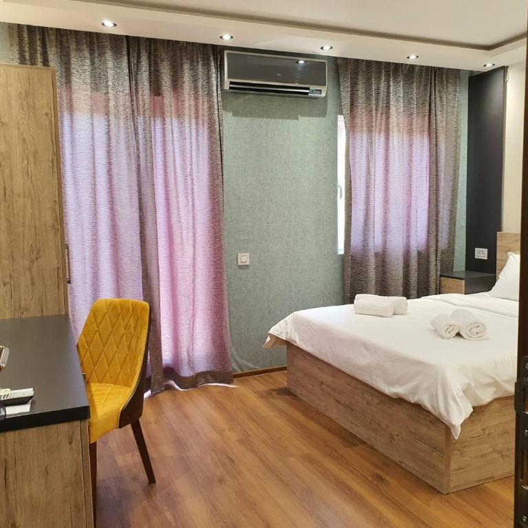 Apartmani Mali vikend - Dvokrevetna Soba sa Bračnim Krevetom i Balkonom - 3