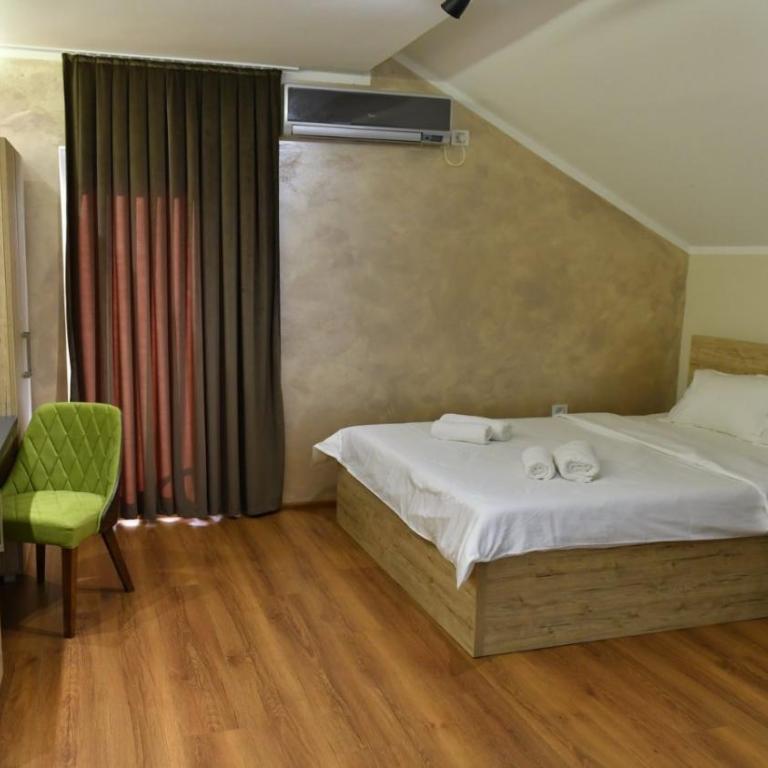 Apartmani Mali vikend - Dvokrevetna Soba sa Bračnim Krevetom i Balkonom - 6