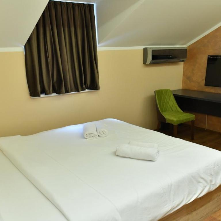 Apartmani Mali vikend - Dvokrevetna Soba sa Bračnim Krevetom i Balkonom - 7