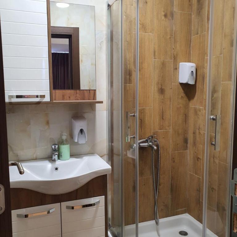 Apartmani Mali vikend - Dvokrevetna Soba sa Bračnim Krevetom i Balkonom - 8