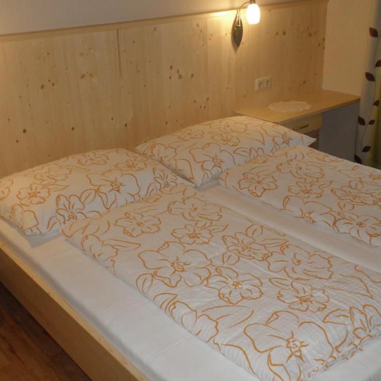 Pension & Ferienwohnung Sonnleiten - Apartment mit 2 Schlafzimmern, einem Balkon und Gartenblick - 9