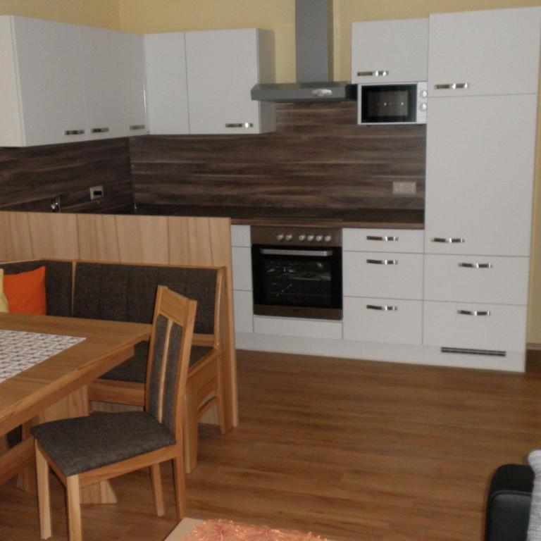 Pension & Ferienwohnung Sonnleiten - Apartment mit 2 Schlafzimmern, einem Balkon und Gartenblick - 8