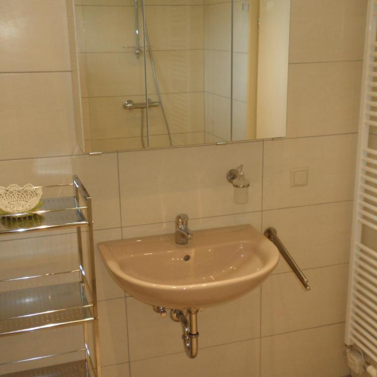 Pension & Ferienwohnung Sonnleiten - Apartment mit 2 Schlafzimmern, einem Balkon und Gartenblick - 6