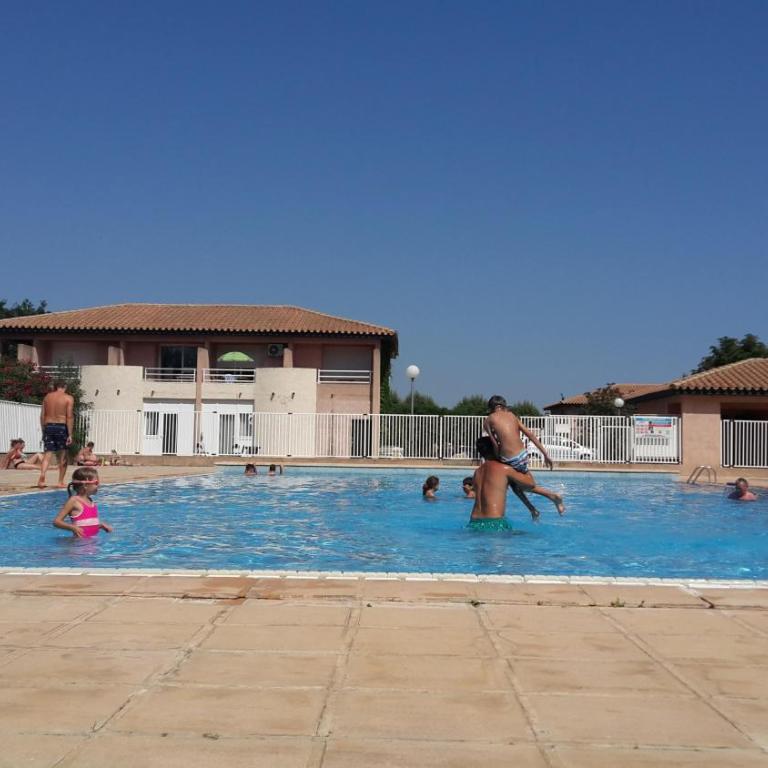 Gîte classé 3 étoiles dans résidence standing avec - Piscine Clim Parking Wifi Prêt Vélos - Ménage et linge non inclus - Apartment with Terrace - 4