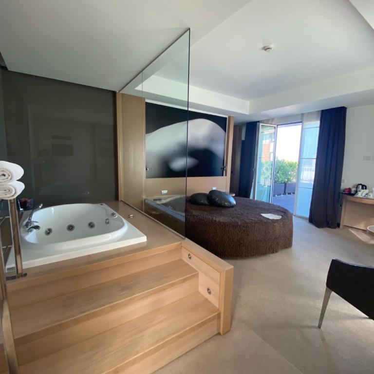 Card International Hotel - Suite Luxury con Vasca Idromassaggio - 1