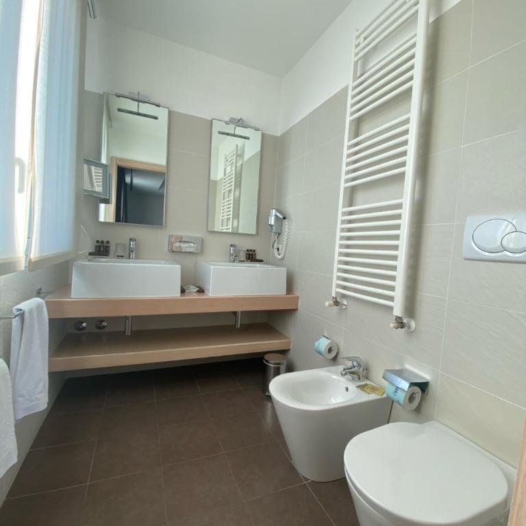 Card International Hotel - Suite Luxury con Vasca Idromassaggio - 3