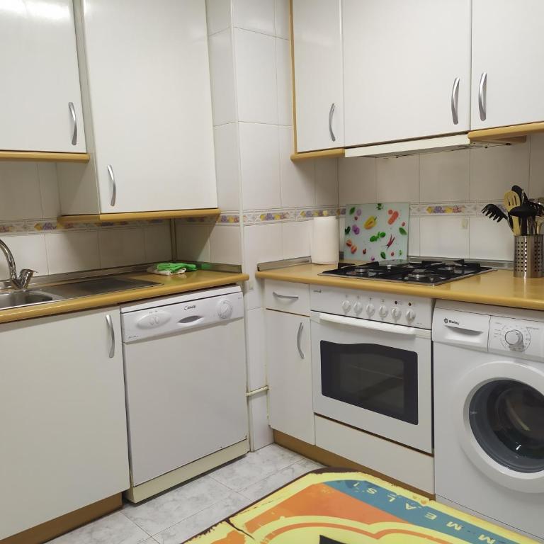 Apartamento Poniente con dos baños muy céntrico 6 personas - Apartamento de 2 dormitorios - 18