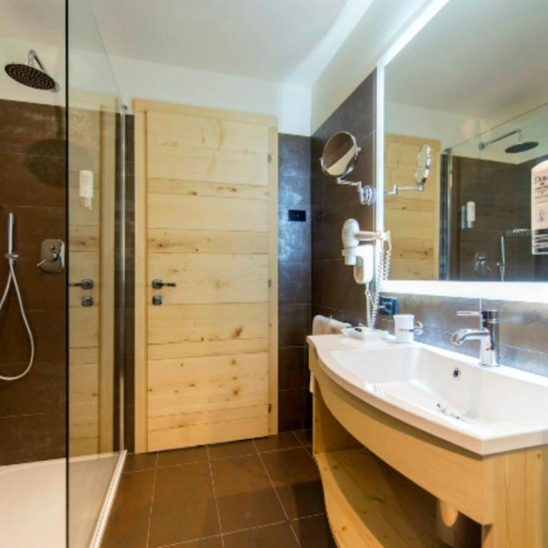 Alpholiday Dolomiti Wellness & Family Hotel - Suite Junior con balcón - 1