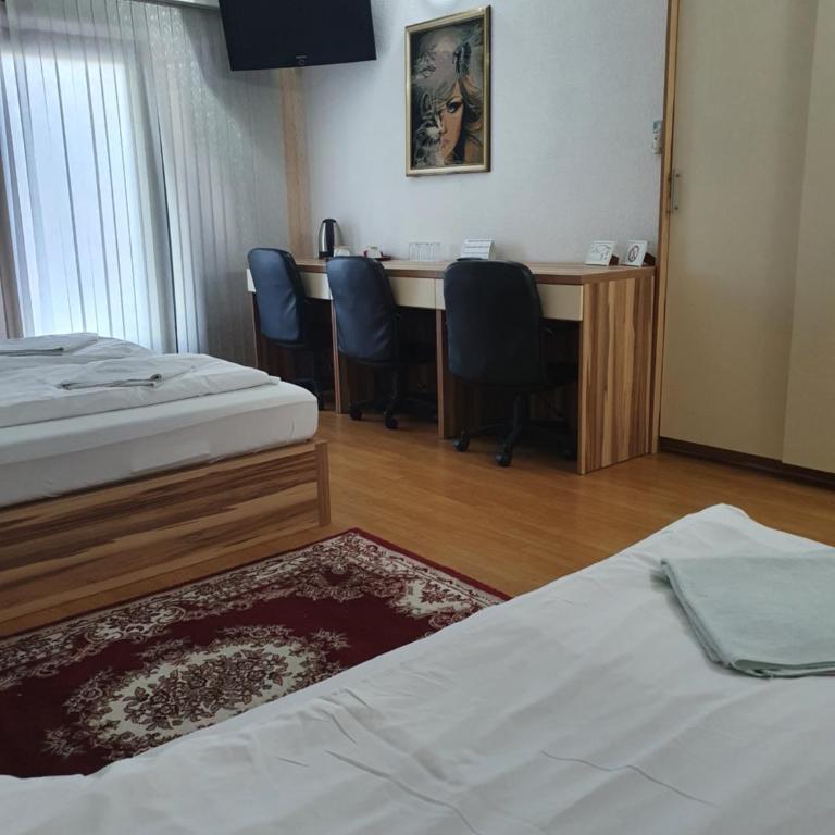 City Bridge Guest House - Triple Room with Balcony and River View - 3