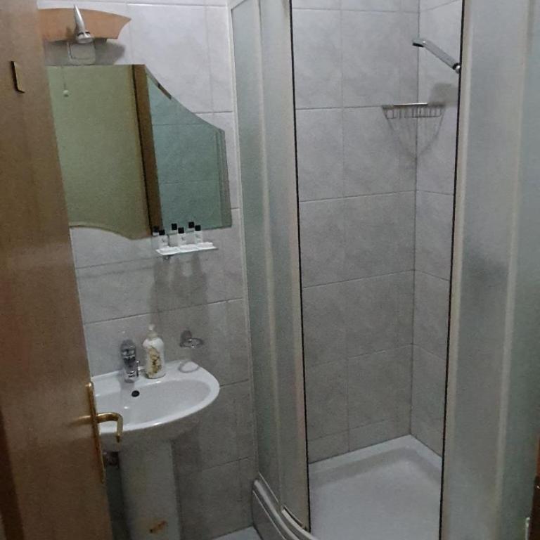 City Bridge Guest House - Triple Room with Balcony and River View - 6