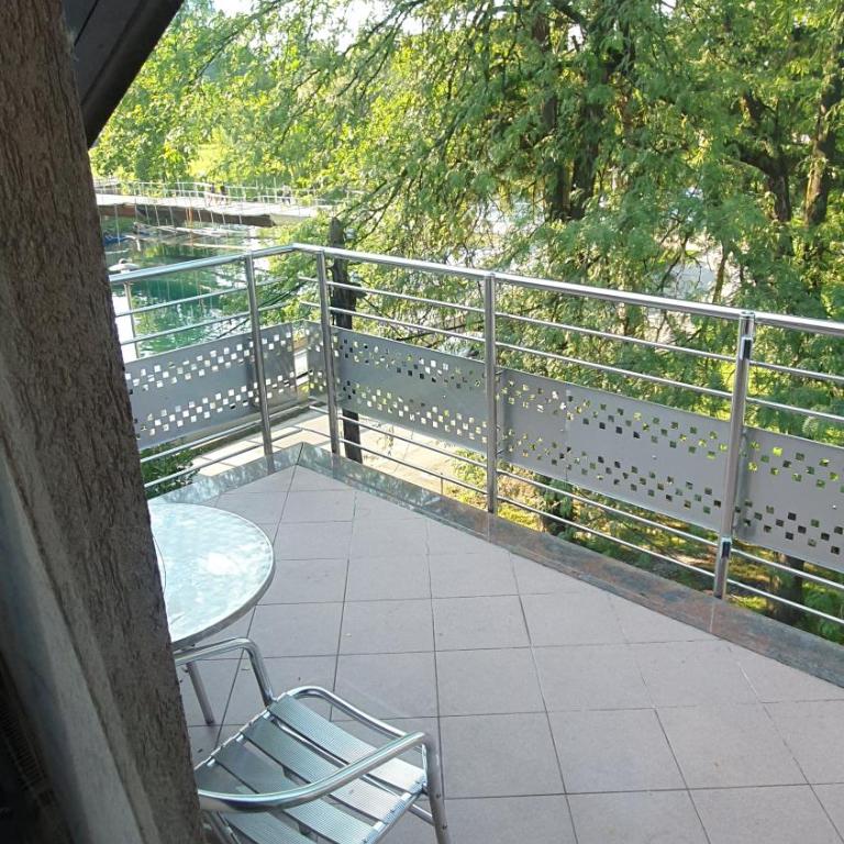 City Bridge Guest House - Triple Room with Balcony and River View - 7