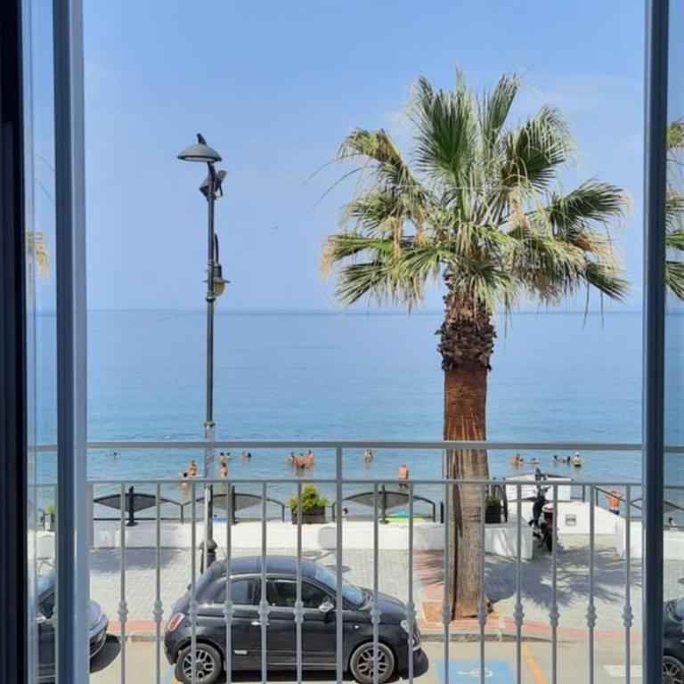 B & Beach - Camera Matrimoniale Deluxe con Balcone e Vista Mare - 19