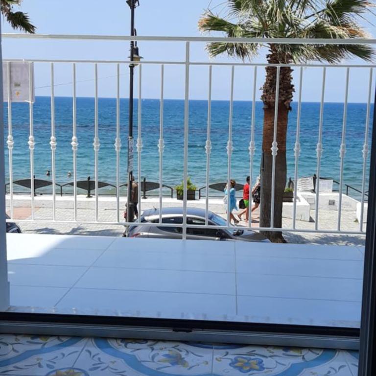 B & Beach - Camera Tripla Superior con Vista Mare - 16