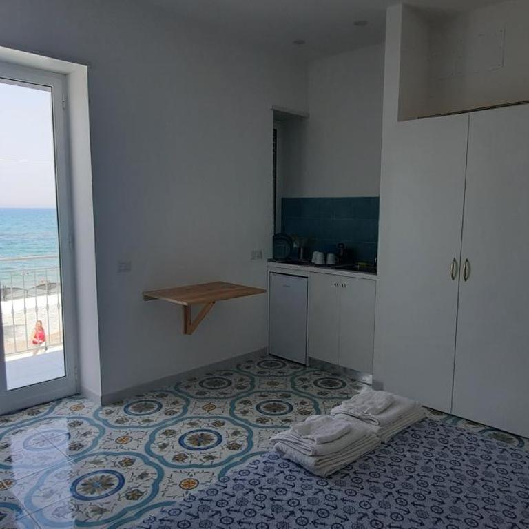 B & Beach - Camera Tripla Superior con Vista Mare - 21