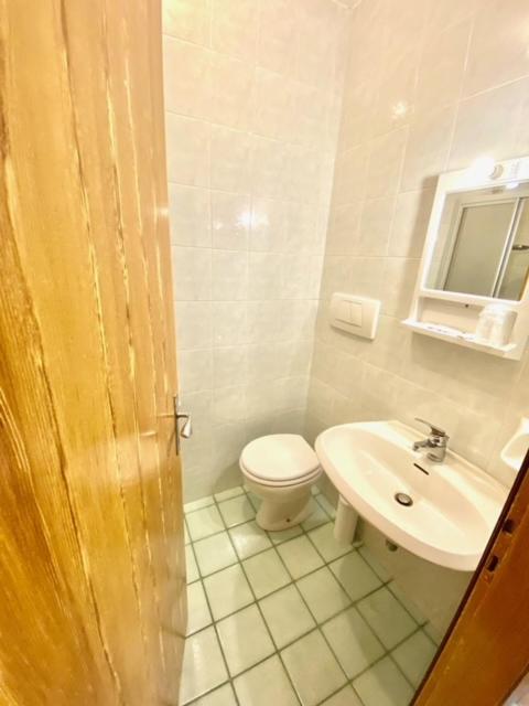 Hotel B&B Lorenzini Ski - Camera Matrimoniale con Bagno Privato Esterno - 1