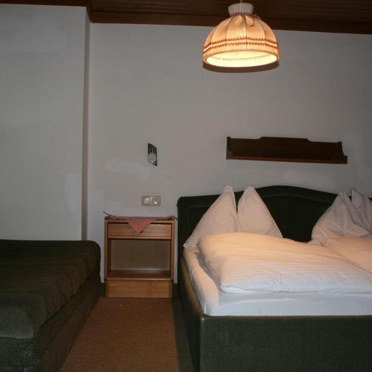 Pension Lederergütl - Jokercard & Parkplatz inkl - Dreibettzimmer - 1