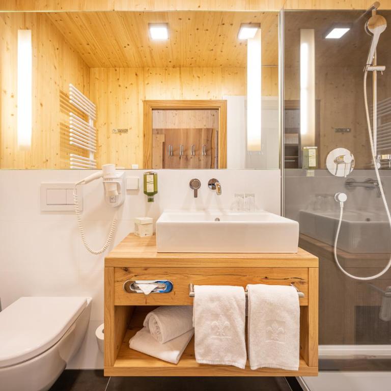Hotel Almschlössl & Schrotteralm - Doppelzimmer mit Balkon und Panoramablick auf die Berge - 5