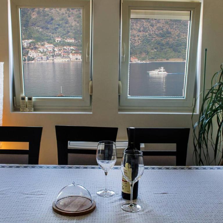 Capital apartment - Two-Bedroom Apartment with Balcony and Sea View - 3