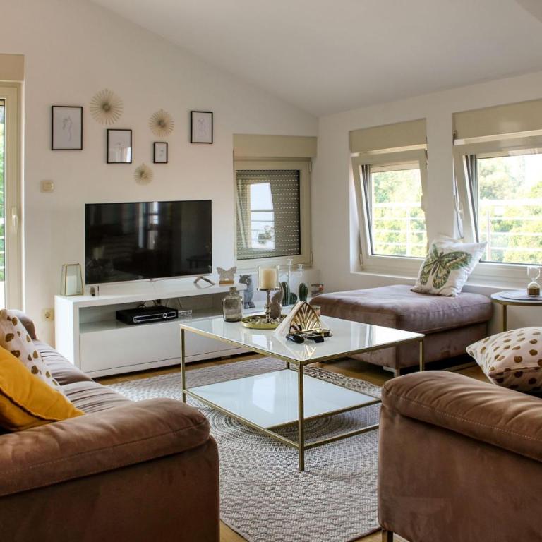 Capital apartment - Two-Bedroom Apartment with Balcony and Sea View - 10