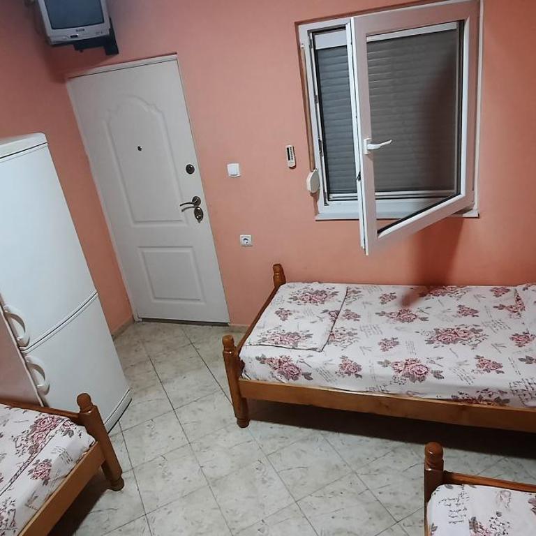 Apartmani "Ravić" - Trokrevetna Soba sa Zajedničkim Kupatilom - 4