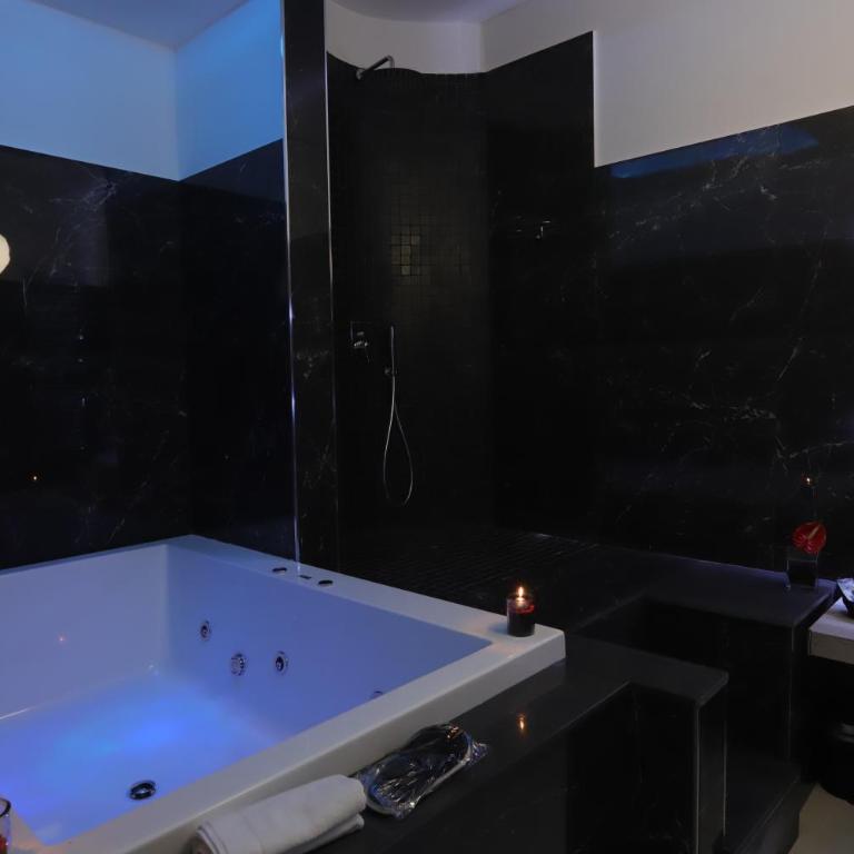 Mecla Suites - Suite Deluxe con Vasca Idromassaggio - 9