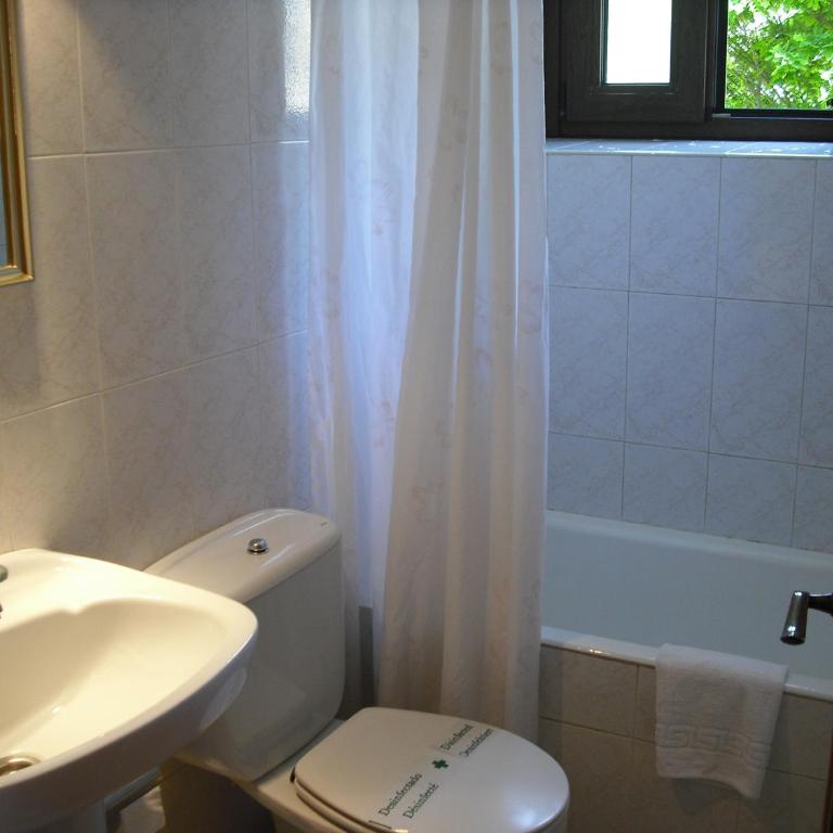 Hostal Pirineos Sarvisé - Quadruple Room - 2